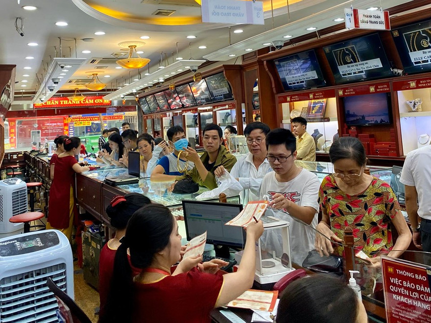 Giá vàng tăng cao, nhiều cửa hàng vàng sôi động mua bán.