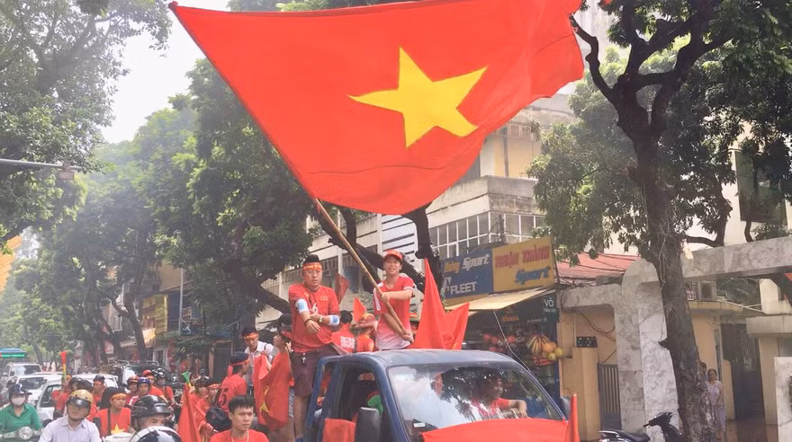 CĐV Hà Nội diễu hành trước trận bán kết. Ảnh: Nguyễn Hoàn