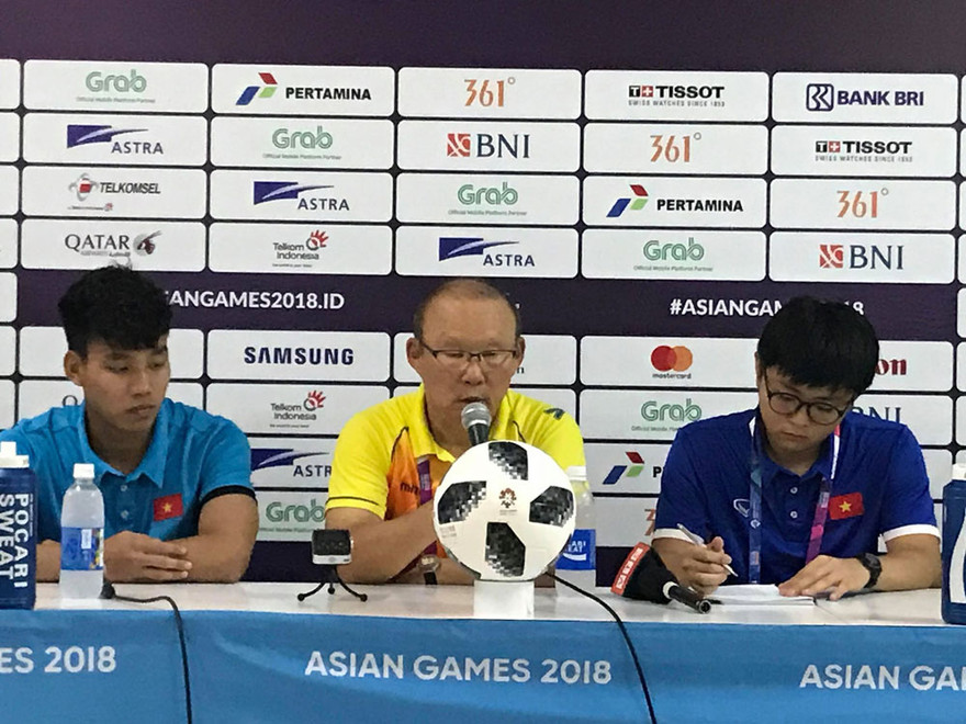 HLV Park Hang Seo trong buổi họp báo sau trận đấu.