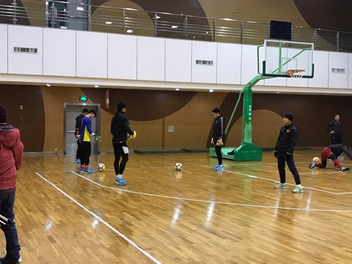 Mưa tuyết phủ kín, U23 Việt Nam luyện binh trong sân... cầu lông