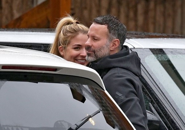 Giggs âu yếm bồ cũ của Ronaldo ở bãi đỗ xe