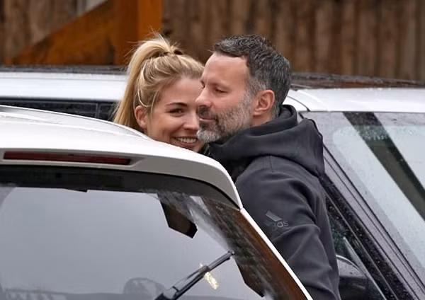 Giggs âu yếm bồ cũ của Ronaldo ở bãi đỗ xe