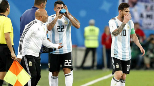 Sampaoli (áo khoác trắng) và Messi.