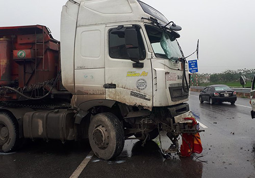 Xe ben đâm vào nát dải phân cách giữa lúc hơn 16h.