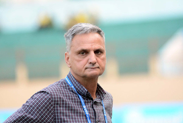 HLV Mihail trở thành nhà cầm quân đầu tiên bị mất việc. Ảnh: Zing