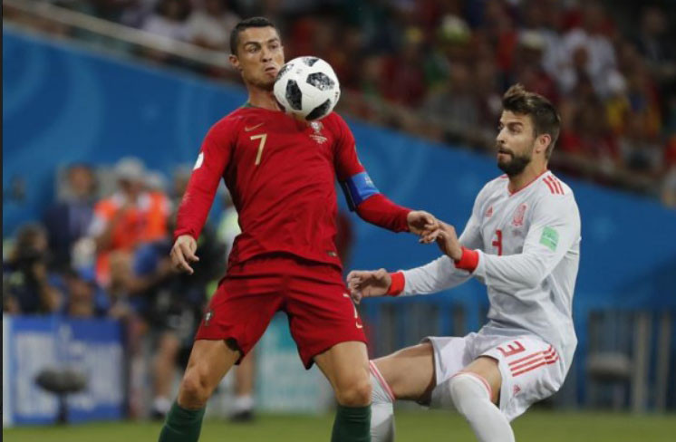 Cả Tây Ban Nha và Bồ Đào Nha (trái) đều hứa hẹn sẽ hạ gục các đối thủ ở vòng 2 từ rất sớm