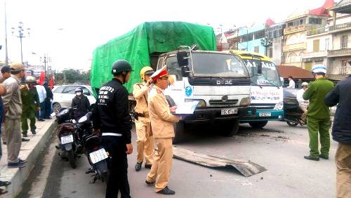 Sau khi trượt dốc, xe tải chở cám con cò mới dừng lại khi mắc vào xe khách Hải Âu. Ảnh: Minh Sơn