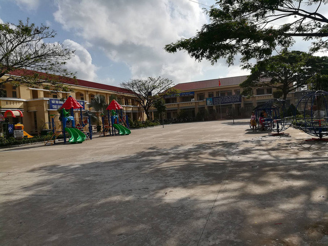 Vụ 'cô giáo quỳ gối' ở Long An: Nhà trường họp khẩn