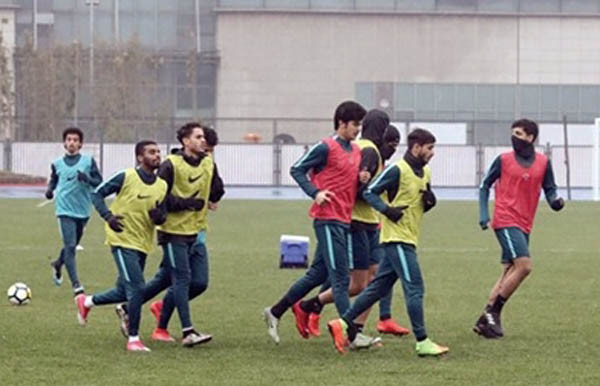 Buổi tập của Qatar diễn ra trong thời tiết mưa lạnh. Ảnh: Al Arab.