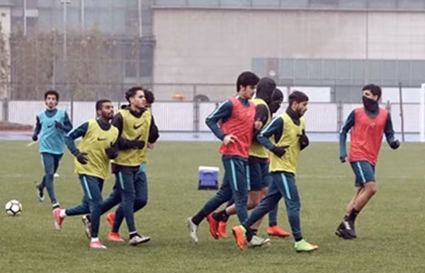 Buổi tập của Qatar diễn ra trong thời tiết mưa lạnh. Ảnh: Al Arab.