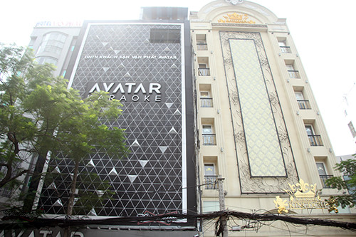 Hai quán karaoke có bảng quảng cáo bít kín mặt tiền.