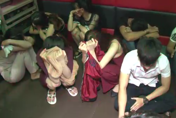 Nhóm người chơi ma tuý trong quán karaoke. Ảnh: Công an cung cấp.