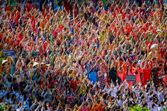 Hàng nghìn người đồng diễn áo dài trên phố đi bộ Nguyễn Huệ