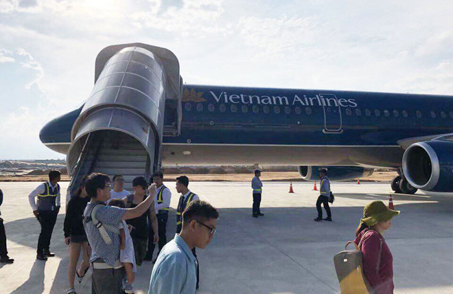 Hành khách trên chuyến bay sau khi xuống mặt đất. Ảnh: Đỗ Hoa.