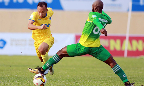 Thanh Hóa (áo vàng) không thắng được các vị khách Cần Thơ