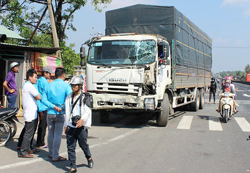 Chiếc xe tải hư hỏng sau tai nạn.