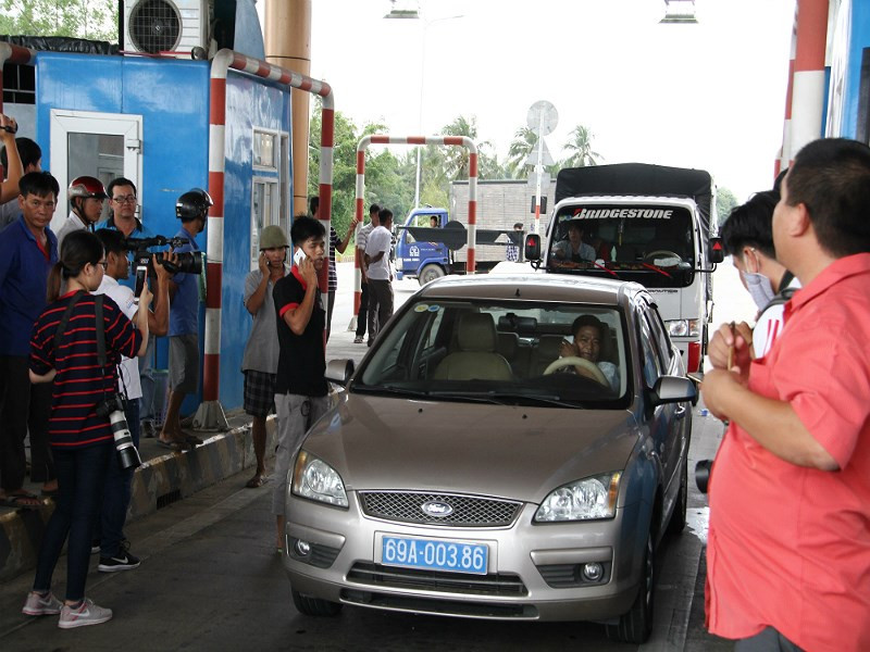 Phản đối BOT Sóc Trăng, tài xế xe biển xanh bị kiểm điểm