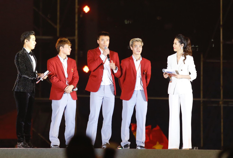 Ba cầu thủ trong buổi giao lưu với khán giả ở chương trình "Tự hào Việt Nam". Ảnh: Như Ý