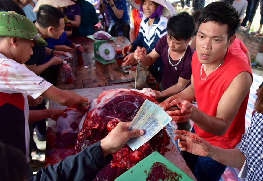 Chi ba triệu đồng mua cân thịt trâu vô địch để cầu may