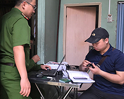 Cảnh sát khám xét nhà nghi can. Ảnh: Quốc Thắng.