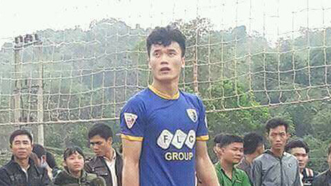 Tiến Dũng bỏ găng, xách giày ra sân chơi bóng chuyền 