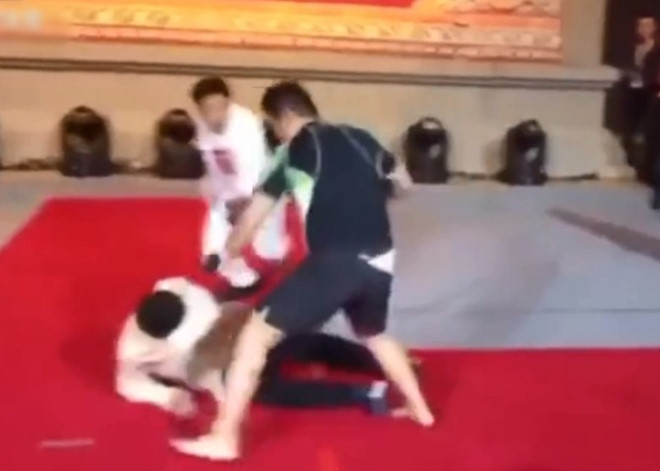 Từ Hiểu Đông liên tục khiến đối thủ phải nằm sàn. Ảnh cắt từ video.