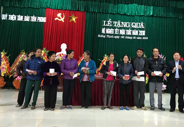 Trao quà cho hộ nghèo xã Hoằng Thịnh, huyện Hoằng Hoá, tỉnh Thanh Hoá. Ảnh Hoàng Rự