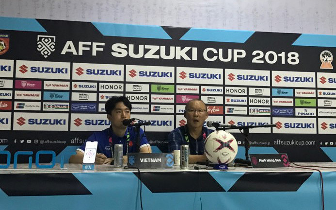 HLV Park Hang Seo trong buổi họp báo sau trận đấu. 