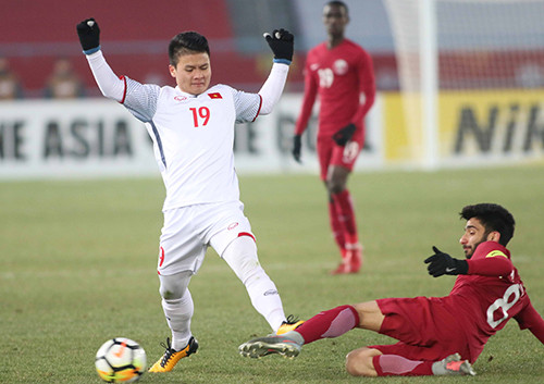 Quang Hải có kỹ thuật nhưng thiếu cân nặng cần thiết. Ảnh: Anh Khoa.