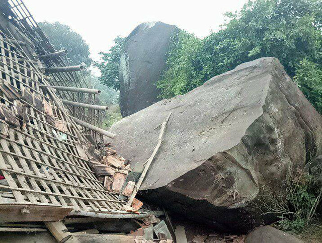 Đá 'khủng' lăn sập nhà vào nửa đêm, 9 người thoát chết trong gang tấc