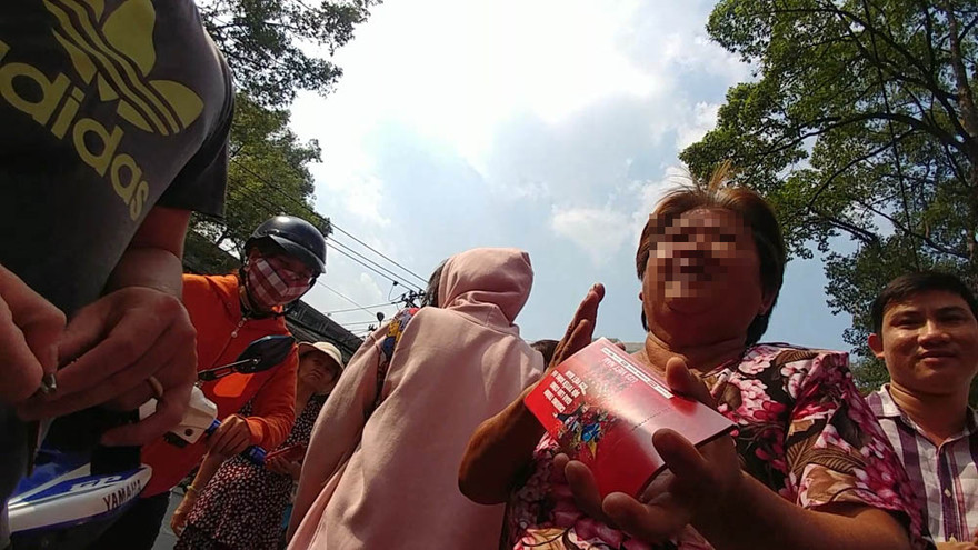 Một phụ nữ mời chào CĐV mua vé giao lưu. Ảnh: Vietnamnet.