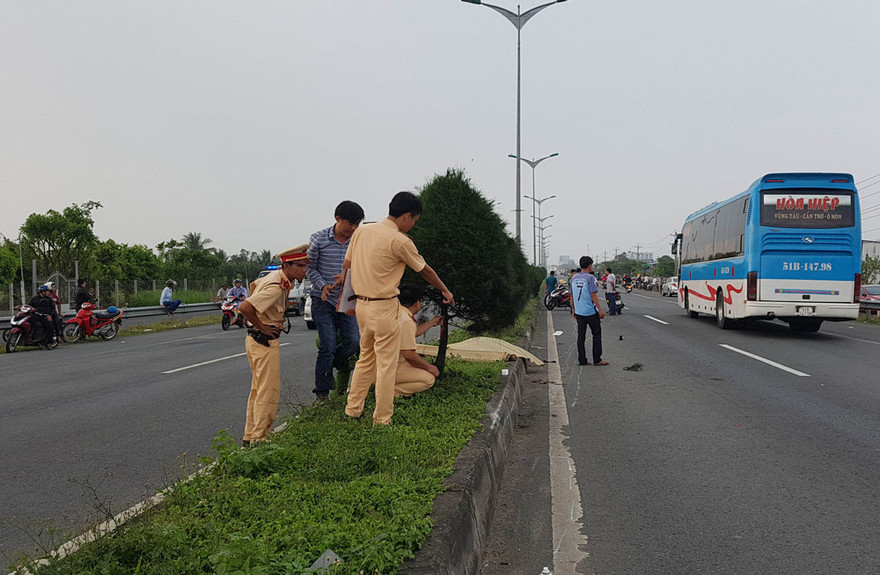 Xe máy văng xa 20 mét sau cú đâm, cô gái trẻ tử vong