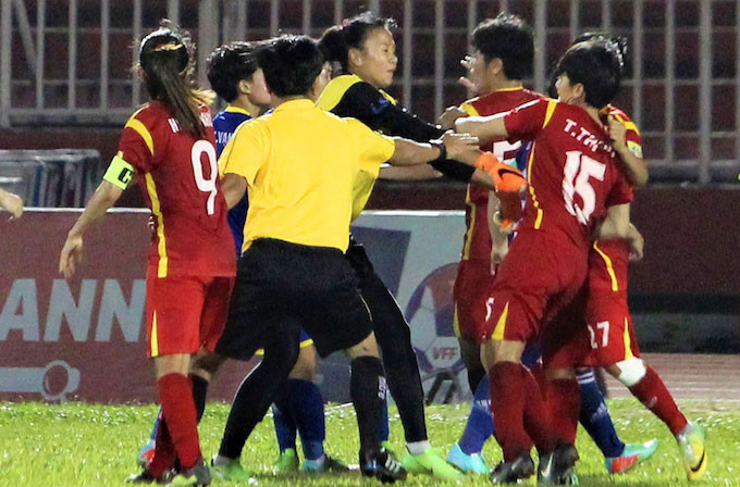 HLV đội nữ TP.HCM 1 nói gì sau cuộc loạn đả trên sân Thống Nhất?