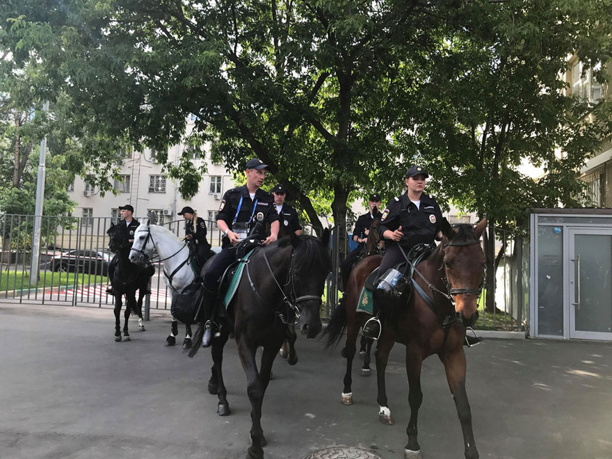 Mục kích cảnh sát Nga cưỡi tuấn mã tuần tra sân đấu World Cup