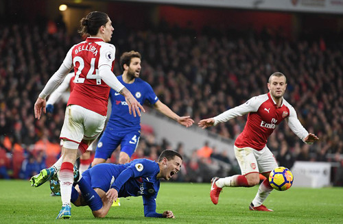 Hazard ngã trong vòng cấm sau tình huống tác động của Bellerin 