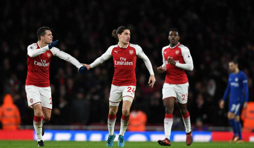 Bellerin (giữa) ghi bàn thắng quý giá mang về 1 điểm cho Arsenal 