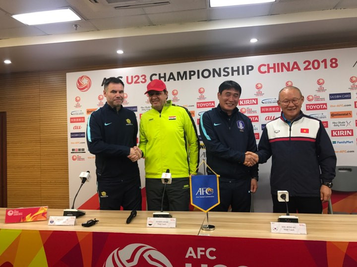HLV của 4 đội bóng ở bảng D trong cuộc họp báo.