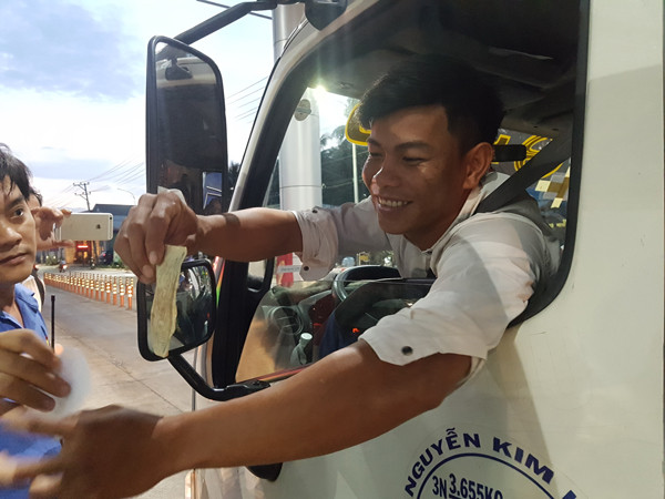 Tài xế dùng tiền lẻ nhúng nước để mua vé