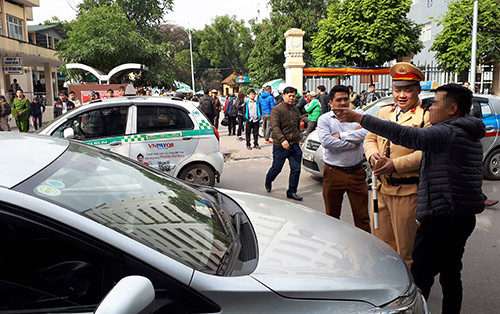 Sáng 11/1, tại phố Phủ Doãn, Hoàn Kiếm, Hà Nội cảnh sát giao thông dừng nhiều xe Uber, Grab đi vào đường cấm để nhắc nhở. 