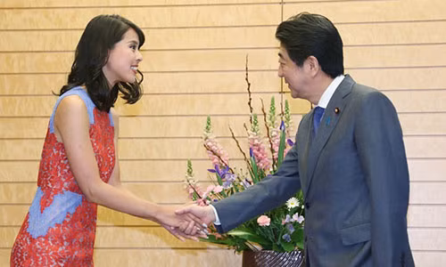 Thủ tướng Nhật khoe 'bí mật quốc gia' với hoa hậu