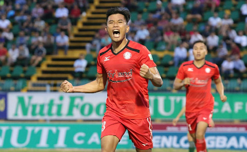 Hải Anh ghi bàn vào lưới đội bóng cũ giúp TP HCM có một điểm. Ảnh: CLB TP HCM.