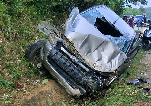 Ôtô bán tải biến dạng sau khi đâm vào vách núi. Ảnh: Đ.H 