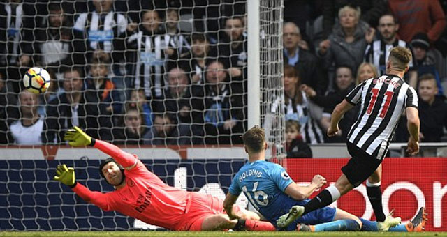 Hàng thủ mơ ngủ, Arsenal thua ngược Newcastle