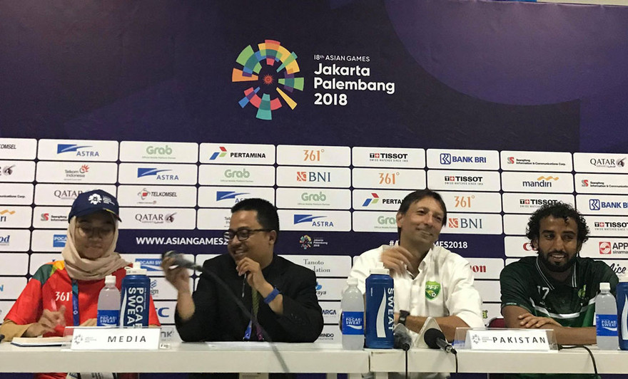 HLV Jose Antonio Noguira (áo trắng) trong buổi họp báo sau trận đấu.