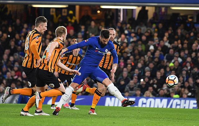 Olivier Giroud có bàn thắng đầu tiên trong màu áo xanh.