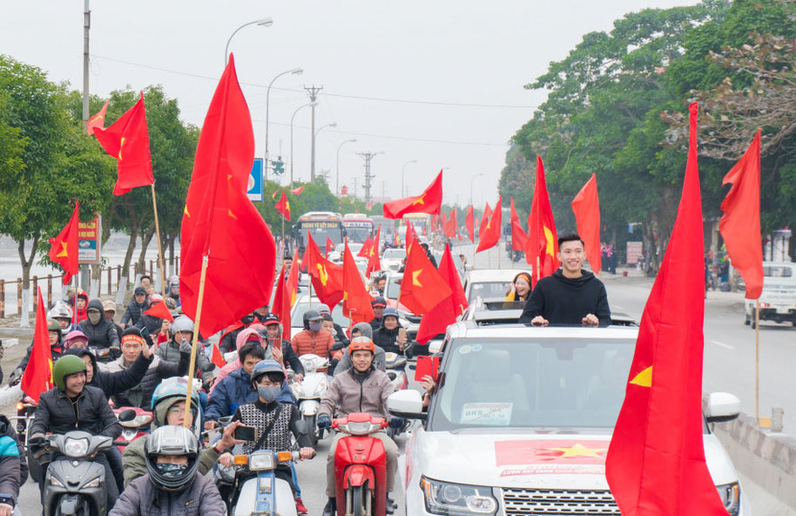 CĐV 'trống dong, cờ mở' đón tuyển thủ Đoàn Văn Hậu ở quê nhà