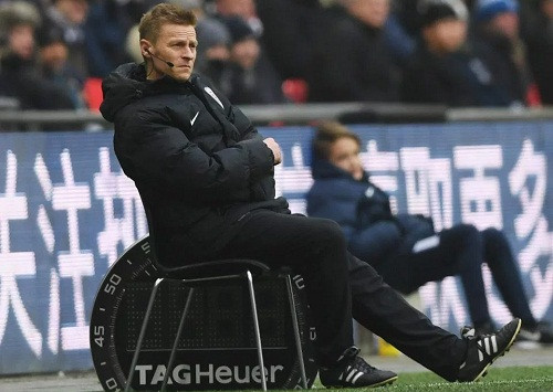 Trọng tài Jones phải ngồi trên ghế để làm việc với cái chân bị đau.