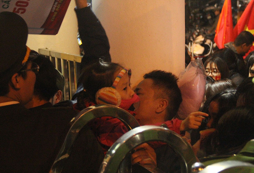 Chen lấn nghẹt thở xem tuyển thủ U23 Việt Nam ở Hải Dương