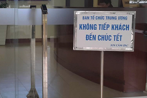 Biển thông báo không tiếp khách đến chúc Tết đặt trước trụ sở Ban Tổ chức Trung ương ngày 1/2. Ảnh: NN 