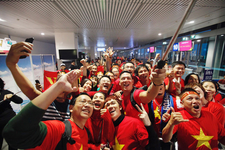 Diễn viên Bình Minh mang băng rôn dài 6m cổ vũ U23 Việt Nam